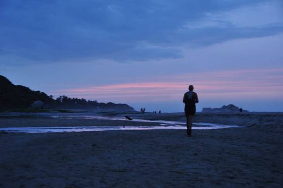 Caminhando em praia do Parque Nacional Tayrona, no litoral norte da Colômbia